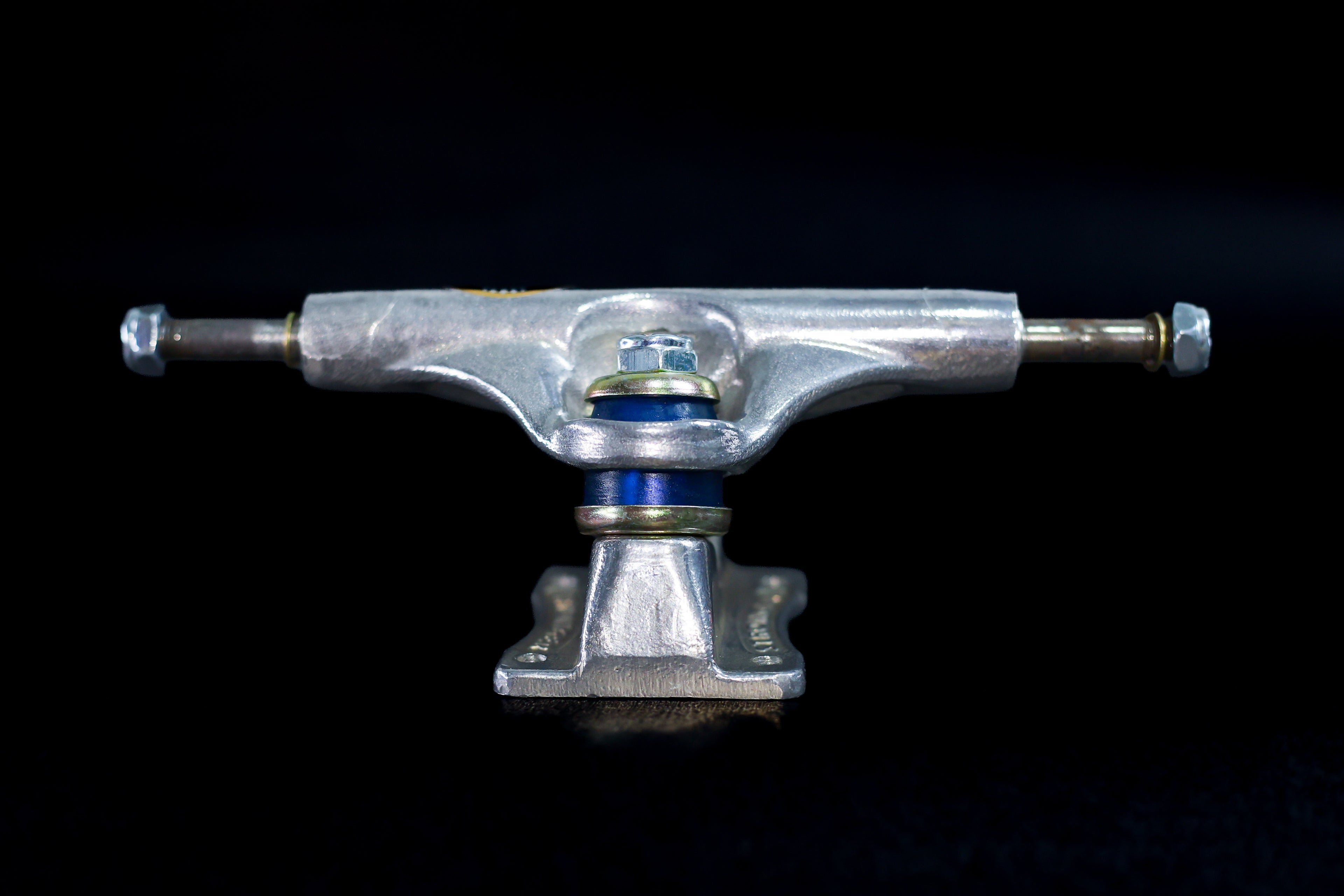 STRONGER TRUCKS PULIDOS CON EJE HUECO + GORRA DE REGALO